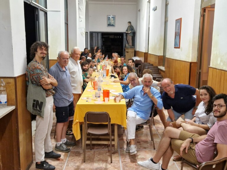Cena comunitaria all’ex oratorio di Nizza tra UVA Programme e la Fondazione Don Celi, UVA artist in Residence, 2022, photo Stefano Camera