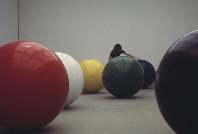 Claudio Abate, Installazione Sfere di Sergio Lombardo Biennale di Venezia, 1970, Courtesy Archivio Claudio Abate