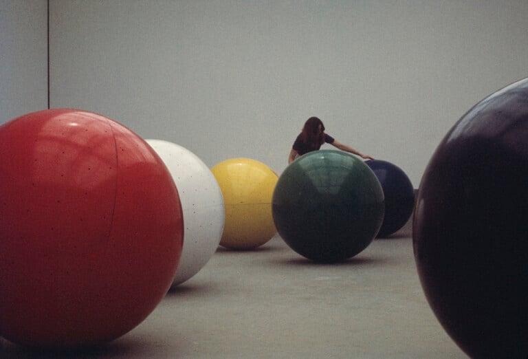 Claudio Abate, Installazione Sfere di Sergio Lombardo Biennale di Venezia, 1970, Courtesy Archivio Claudio Abate