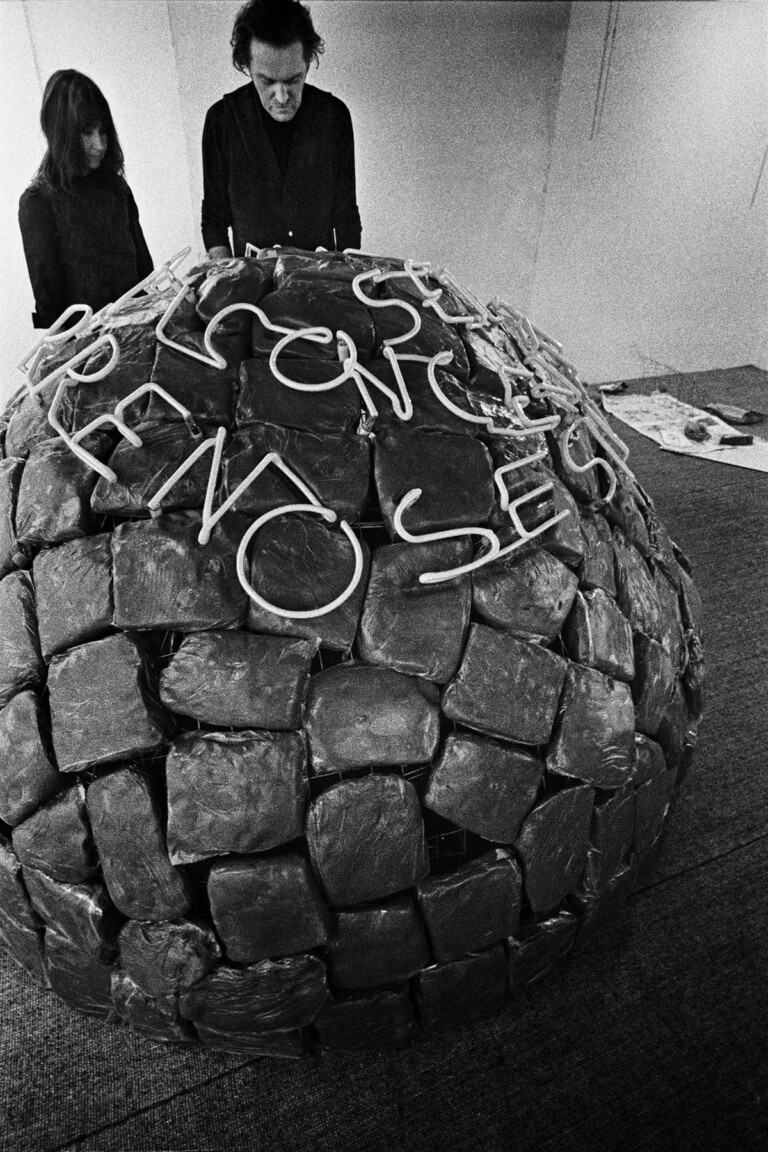 Claudio Abate, Marisa e Mario Merz mentre realizzano l’Igloo di Giap, 1968, Galleria L’Attico, Roma, 1969, Courtesy Archivio Claudio Abate