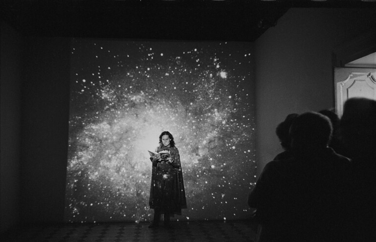 Claudio Abate, Performance di Luigi Ontani, Galleria L’Attico, Roma, 1974, Courtesy Archivio Claudio Abate