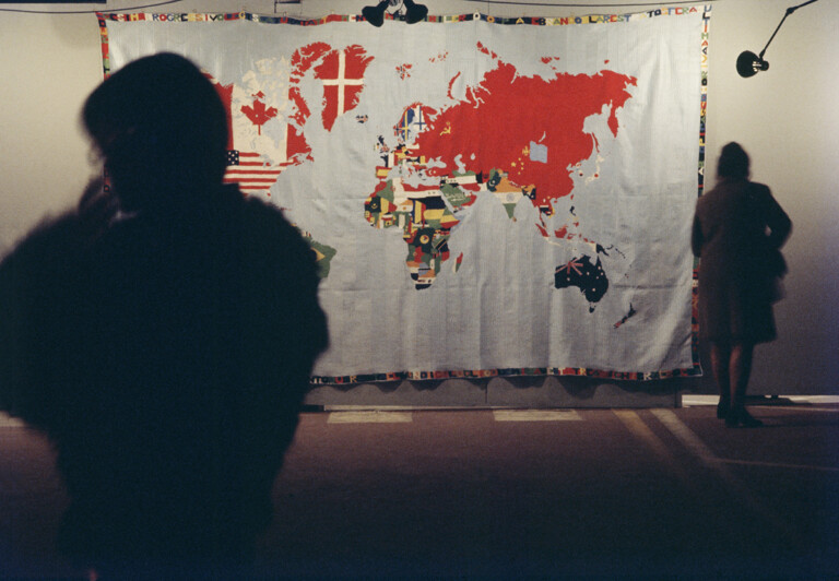 Claudio Abate, Una mappa di Alighiero Boetti nella mostra Contemporanea Parcheggio di Villa Borghese, Roma, 1973, Courtesy Archivio Claudio Abate