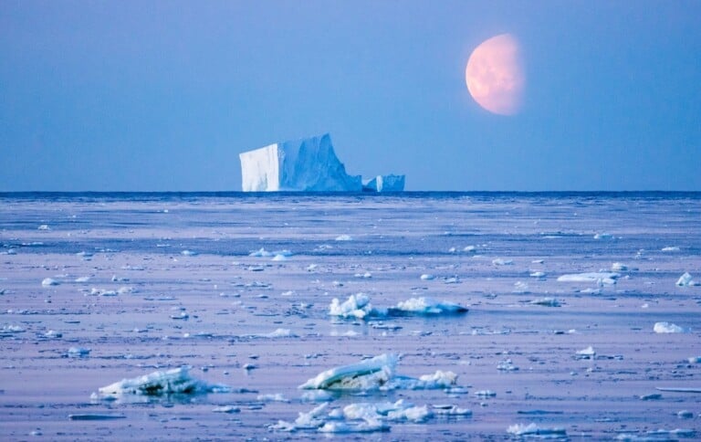 Crystal Sound, Antarctica, 2015. La luna sorge sul canale antartico di Crystal Sound