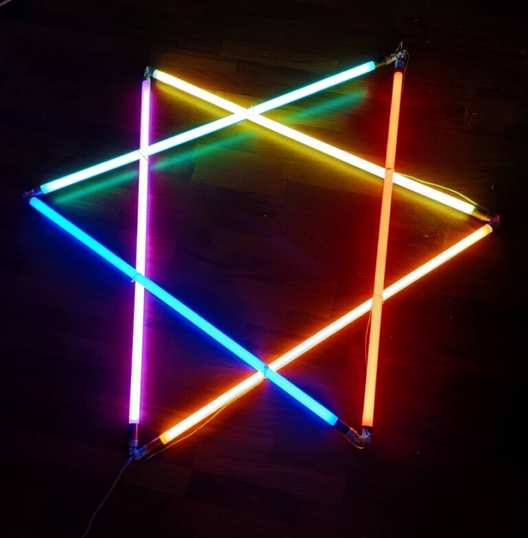 Il mattino ha Lory in bocca - Guido Corazziari, Rainbow Star, 2022, sei tubi a led da 120 cm, gelatine colorate, filo elettrico