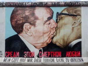 È morto a 62 anni Dmitrij Vrubel, autore del bacio di Breznev e Honecker sul Muro di Berlino