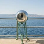 Jeff Koons, Gazing Ball Tripod ph Eftychia Vlachou © Jeff Koons