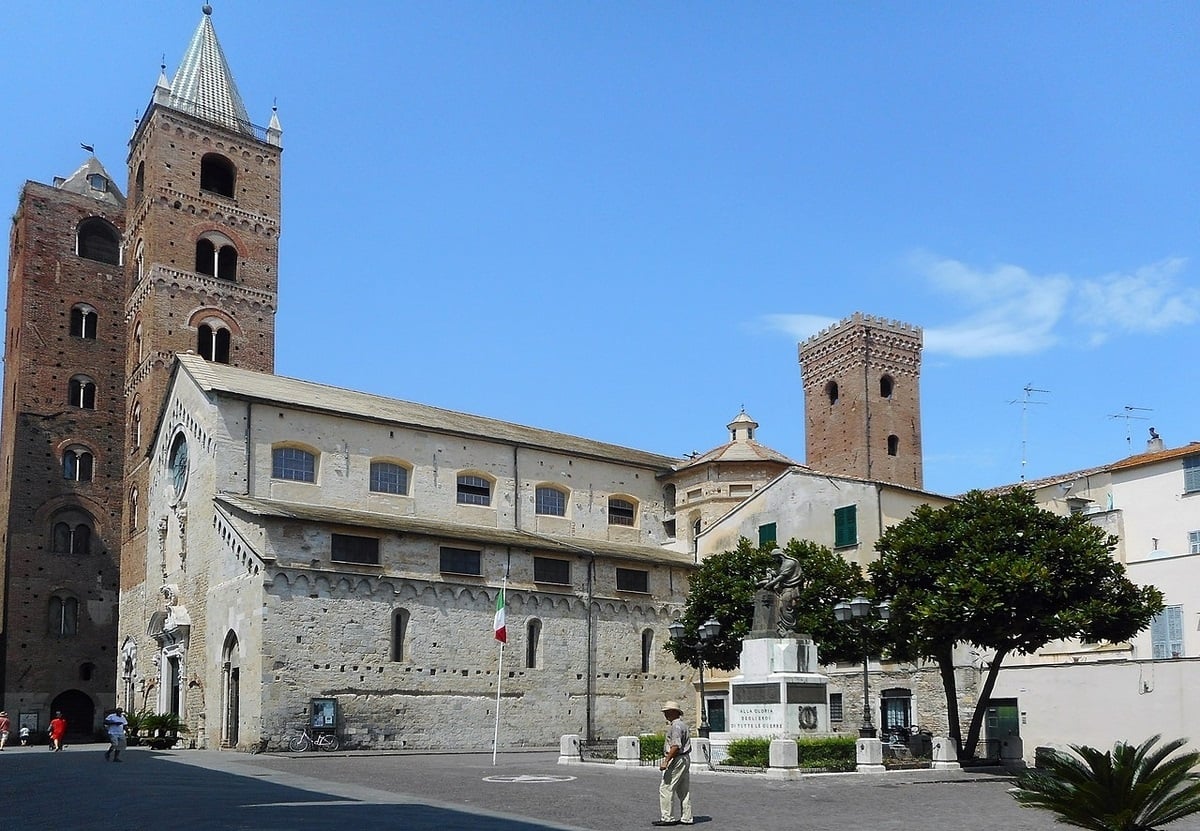 La cattedrale e il campanile di Albenga. Photo Mediatus via Wikimedia