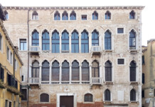 La facciata di Palazzo Fortuny (un tempo Palazzo Pesaro degli Orfei) in campo San Beneto a Venezia