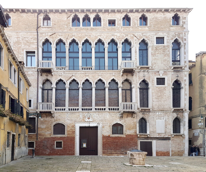 La facciata di Palazzo Fortuny (un tempo Palazzo Pesaro degli Orfei) in campo San Beneto a Venezia