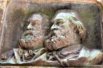 La placca commemorativa che ricorda Théodore Rousseau e Jean François Millet, Foresta di Fontainebleau presso Barbizon, Francia. Photo © Dario Bragaglia