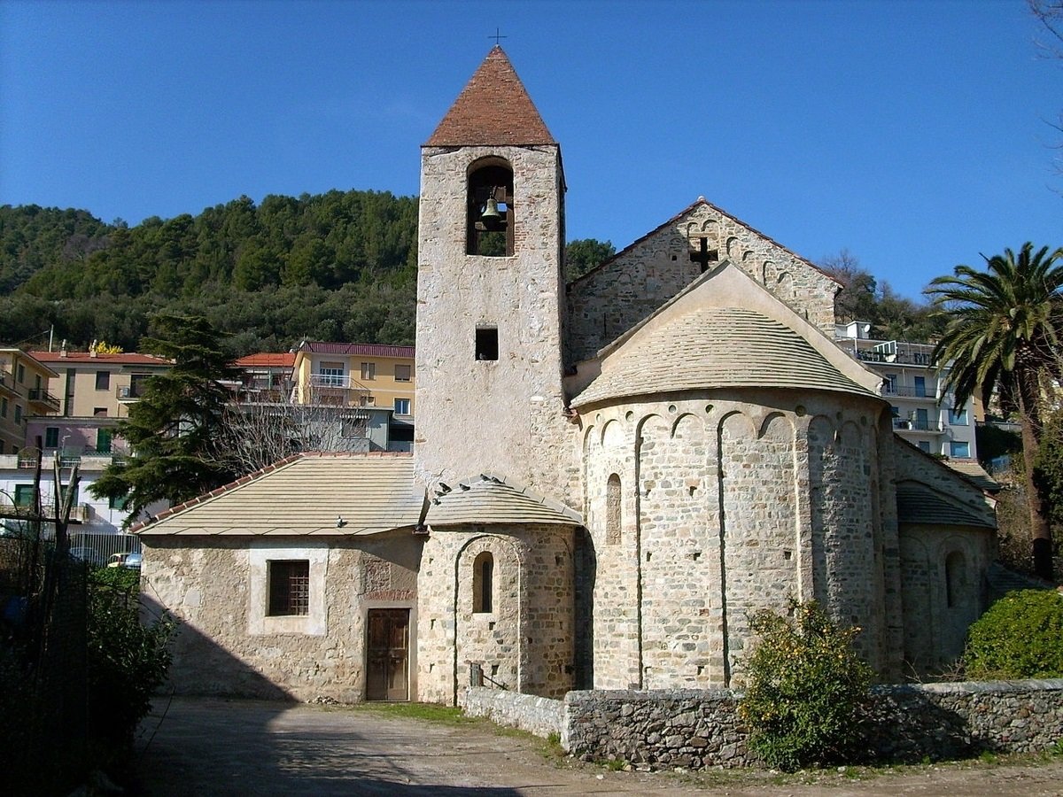 La zona absidale della chiesa di San Paragorio di Noli. Photo Davide Papalini CC BY SA 2.5 via Wikimedia