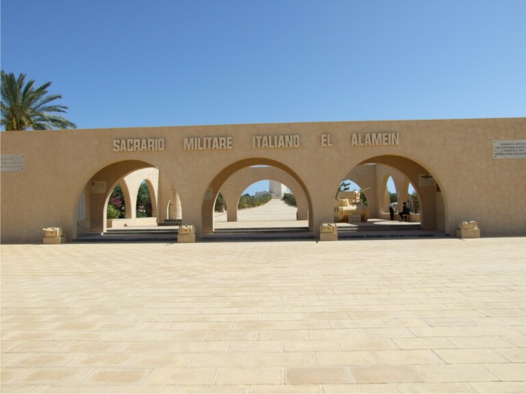 L’ingresso del Sacrario Militare Italiano di El Alamein, photo by Ricval1982 at Italian Wikipedia (CC BY SA 3.0)