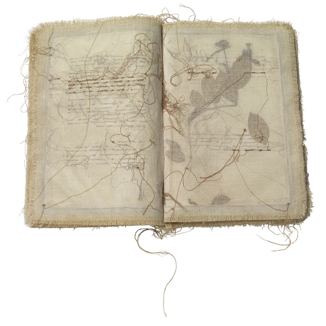 Maria Lai, Trattato Borges, 1979, carta, stoffa, filo e foglie, ©Archivio Maria Lai by Siae 2022
