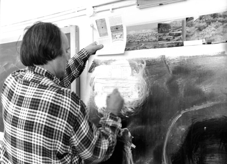 Mario Schifano al lavoro su Calore locale (II), oggi al Museo Gamba (Aosta, Saint Bénin, 1988). Photo T. De Tommaso