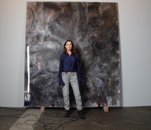 Mary Weatherford, L’artista nel suo studio con The Flaying of Marsyas — 3500 Spectra,2021-2022