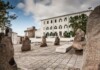 Nuoro, Piazza Satta con le sculture di Costantino Nivola. Courtesy Sardegna Turismo