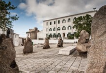 Nuoro, Piazza Satta con le sculture di Costantino Nivola. Courtesy Sardegna Turismo