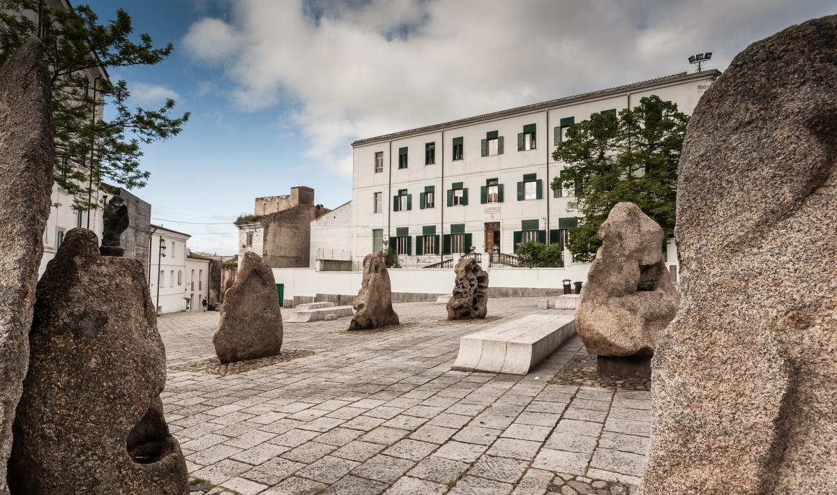 Nuoro, Piazza Satta con le sculture di Costantino Nivola. Courtesy Sardegna Turismo