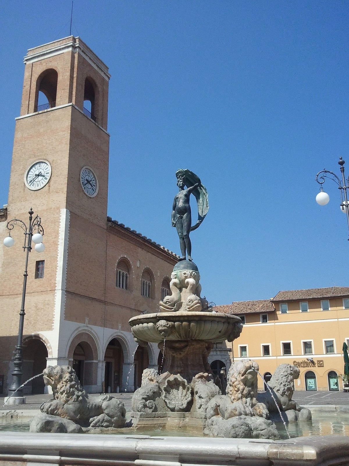 Palazzo della Ragione e Fontana della Fortuna a Fano. Photo Parsifall CC BY-SA 3.0 via Wikimedia