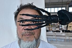 Il colossale candelabro in vetro dell’artista Ai Weiwei sarà esposto a Venezia
