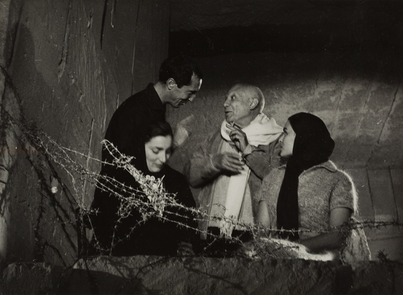 Lucien Clergue Jacqueline Roque, Luis Miguel Dominguín, Picasso y Lucía Bosé en el rodaje de la película de Jean Cocteau El testamento de Orfeo Les Baux-de-Provence, 18 de septiembre de 1959 Museu Picasso, Barcelona. © Atelier Lucien Clergue © Sucesión Pablo Picasso, VEGAP, Madrid, 2022