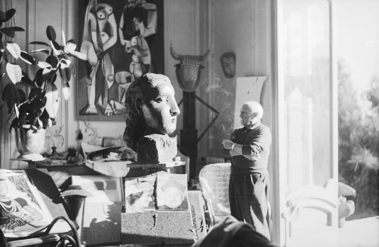 Picasso face à la Tête de femme (Dora Maar) de 1941, à La Californie à Cannes © Coll. Jacqueline Picasso ADAGP, Paris 2022 succession Picasso 2022