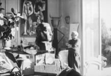 Picasso face à la Tête de femme (Dora Maar) de 1941, à La Californie à Cannes © Coll. Jacqueline Picasso ADAGP, Paris 2022 succession Picasso 2022