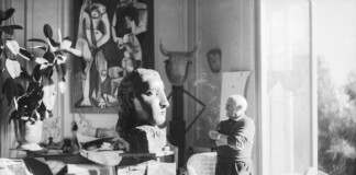 Picasso face à la Tête de femme (Dora Maar) de 1941, à La Californie à Cannes © Coll. Jacqueline Picasso ADAGP, Paris 2022 succession Picasso 2022