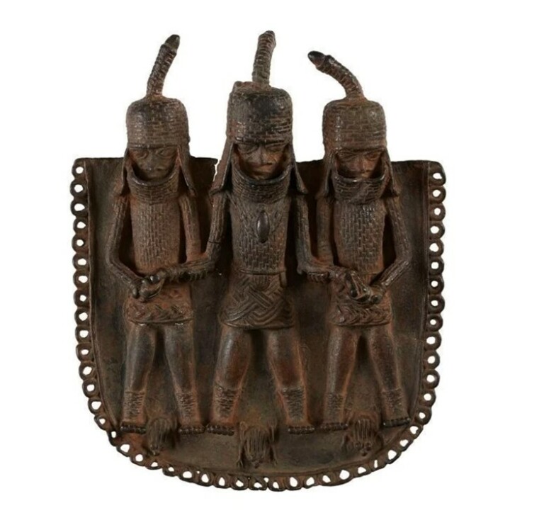 Placca in rame raffigurante tre guerrieri. Courtesy Horniman Museum