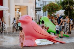 Le opere di Cracking Art negli outlet di Castel Romano e Barberino: un percorso tra arte e natura