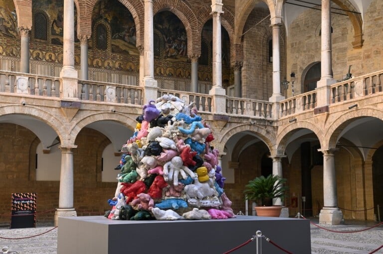 Ryan Mendoza, Stuffed Animals, 2022. Cortile Maqueda, Palazzo Reale, Palermo