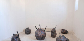 Salvatore Arancio, We Have Always Been Here (veduta dell’installazione), 2022 ceramica smaltata, dimensioni variabili courtesy: Semiose, Parigi e l’artista