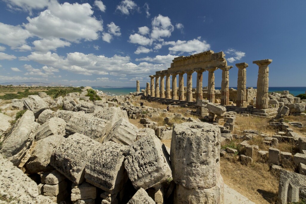 I templi e le archeologie di Selinunte visitabili all’alba e con la musica lirica