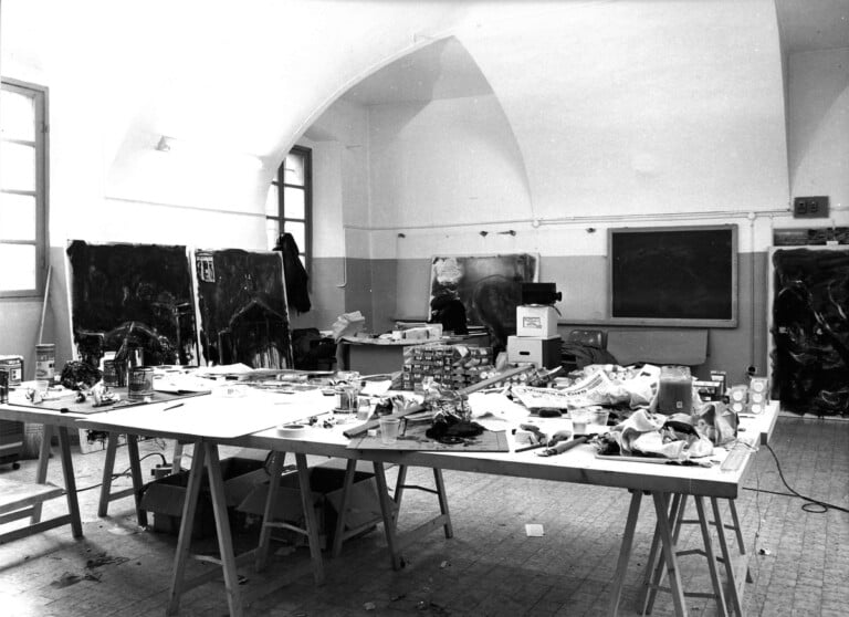 Studio di Mario Schifano ad Aosta, antico convento di Saint Bénin, febbraio marzo 1988. Photo T. De Tommaso