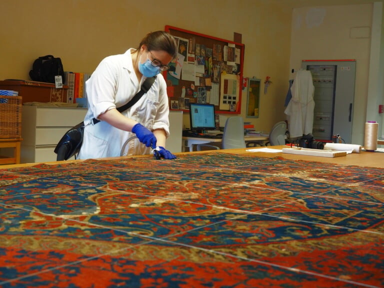 Trama da svelare, il restauro del Tappeto Ushak a medaglione