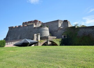 Veduta della fortezza del Priàmar, Savona. Photo Stella di sole via Wikimedia