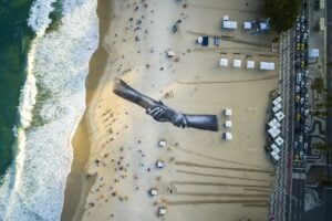 Un’opera di street art sulla spiaggia di Copacabana