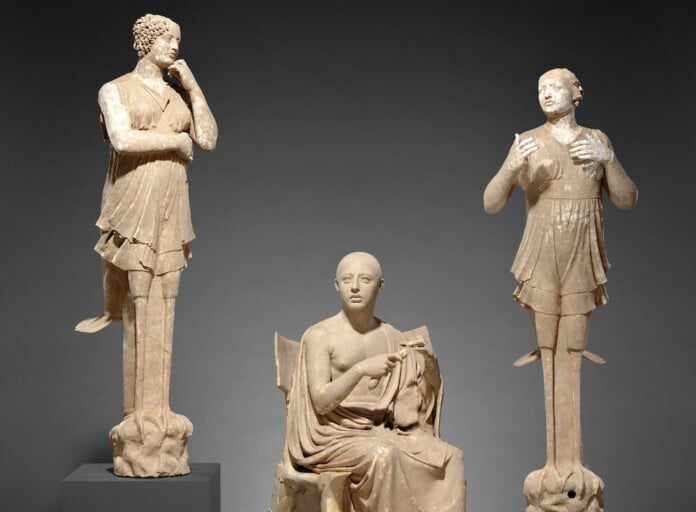 Gruppo scultoreo di Poeta seduto con Sirene (2) con riccioli frammentari non uniti (304) e conchiglie (2), 350–300 a.C., sconosciuto (greco (tarantino)) - dettaglio