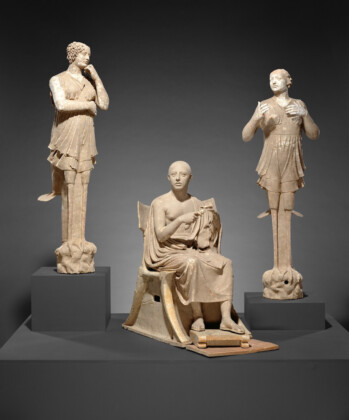 Gruppo scultoreo di Poeta seduto con Sirene (2) con riccioli frammentari non uniti (304) e conchiglie (2), 350–300 a.C., sconosciuto (greco (tarantino))