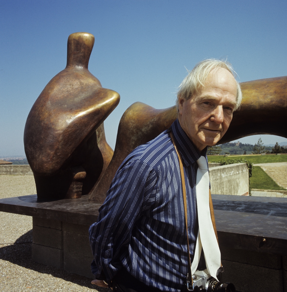 Henry Moore with Reclining Figure Arch Legat Forte di Belvedere for the 1972 Mostra di Henry Mooreexhibition. Photo Henry Moore Archive