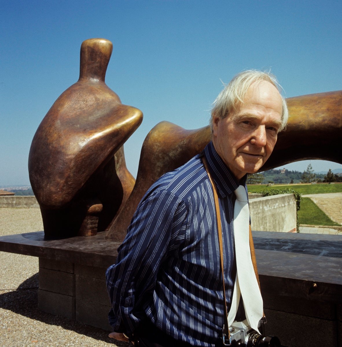 Henry Moore with Reclining Figure Arch Legat Forte di Belvedere for the 1972 Mostra di Henry Mooreexhibition. Photo Henry Moore Archive