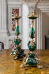 Coppia di importanti candelieri in vetro soffiato di Murano con montatura in bronzo dorato. Veneto, primo quarto del XVII secolo. Ricchi decori cesellati a riccioli e cherubini a tutto tondo. Stima: 10.000 -12.000 €