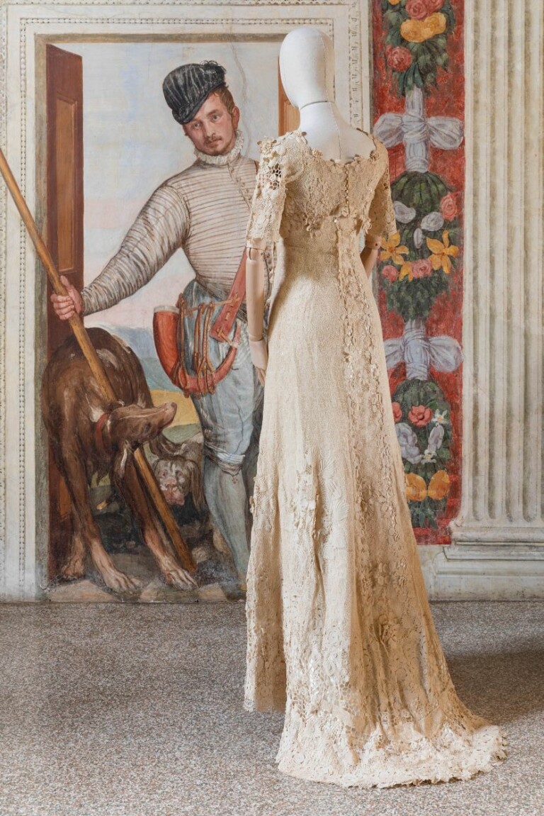 Abito lungo con strascico realizzato con tecnica del merletto irlandese per le nozze di Nerina Pisani con il Conte Giuseppe Volpi di Misurata, 1906. Questo abito fu successivamente indossato dalla figlia Marina Volpi per i suoi 50 anni, 1958. Stima: 2.500 - 3.000 €