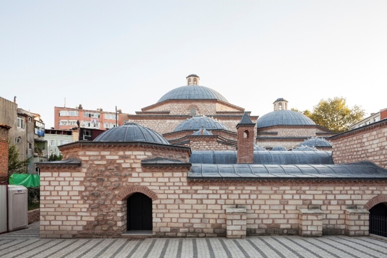 Il Kucuk Musrafa Pasha Hammam, una delle sedi della Biennale. Photo Sahir Ugur Eren