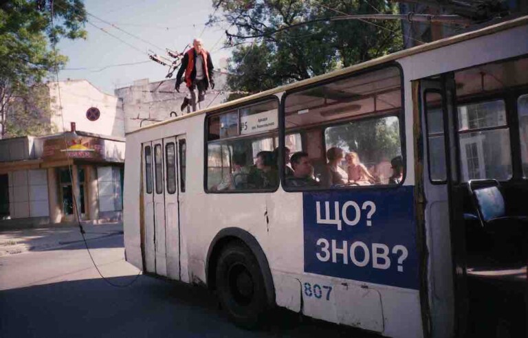 David Grigoryan “What? Again?” The driver is fixing the trolleybus, Odessa 2018. Serie “Odessa Sole mio” 2022 © David Grigoryan Courtesy zanzara arte contemporanea
