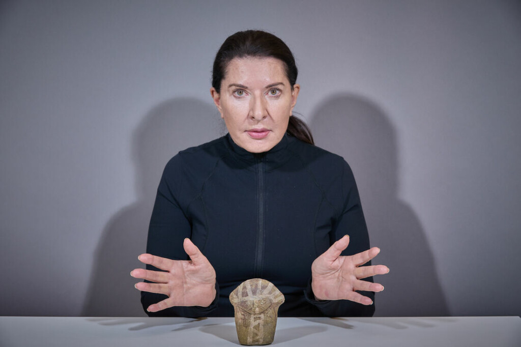 Una mostra in Germania mette in dialogo Marina Abramović e il suo metodo con Joseph Beuys