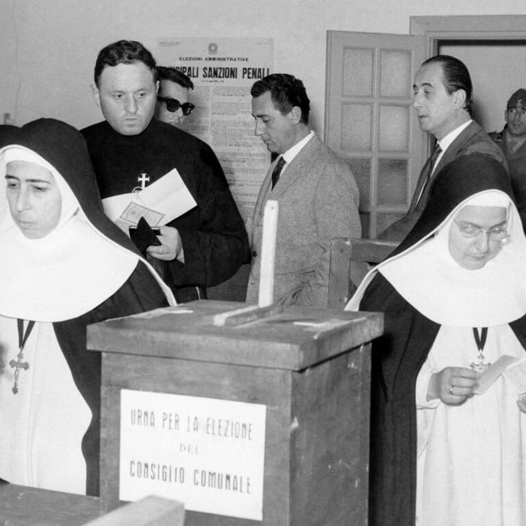 Alberto Sordi vota alle elezioni comunali, 6 novembre 1960. Parma, Centro Studi e Archivio Comunicazione Università di Parma Fondo Publifoto