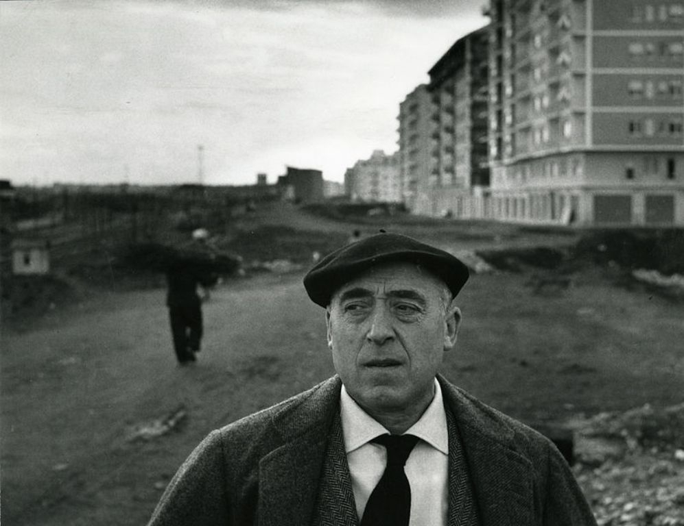 Cesare Zavattini nella periferia di Roma, 1975. Photo Paolo Monti