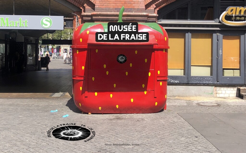 I chioschi dei venditori di fragole adibiti a spazi espositivi. A Berlino il Musée de la Fraise