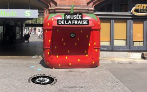 I chioschi dei venditori di fragole adibiti a spazi espositivi. A Berlino il Musée de la Fraise